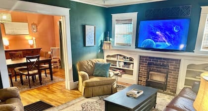 Charming 3-bedroom bungalow in delightful Fort Smith with WiFi, AC