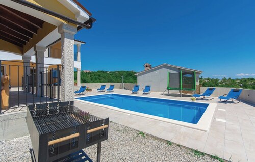 Villa in Skitaca With Pool and Sea Views