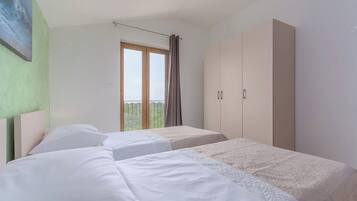 3 habitaciones y tabla de planchar con plancha