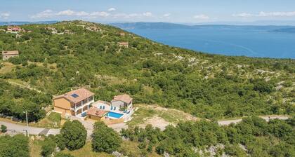 Villa in Skitaca With Pool and Sea Views