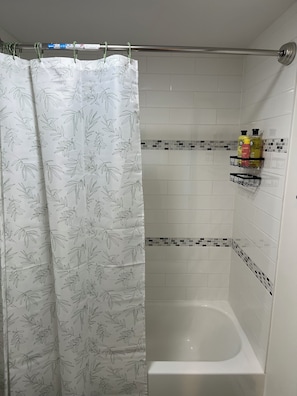 Secadora de cabello, toallas, jabón, papel de baño
