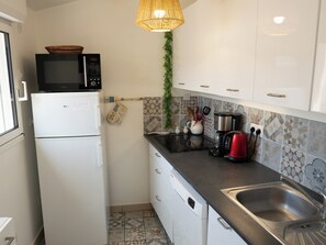 Réfrigérateur, micro-ondes, plaque de cuisson, lave-vaisselle
