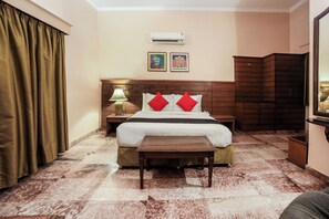Doppia Deluxe, vista cortile | Una scrivania, postazione laptop, ferro/asse da stiro, Wi-Fi gratuito