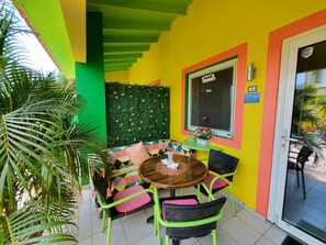 Outdoor dining - Cozy Apartment 2 Romantic Pool in Tropical Oasis Resort HappyDays Aruba (Aruba)