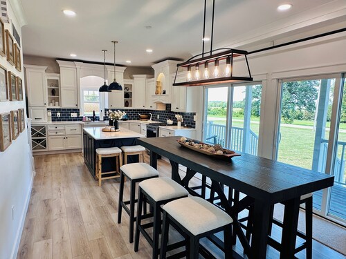 Remodeled 3-bed-3-bath Farmhouse near the John Deere Classic in the Quad Cities!