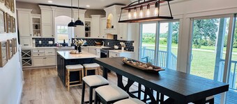 Remodeled 3-bed-3-bath Farmhouse near the John Deere Classic in the Quad Cities!