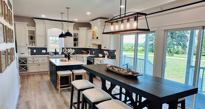 Remodeled 3-bed-3-bath Farmhouse near the John Deere Classic in the Quad Cities!