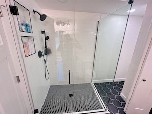 Dusche, Haartrockner, Handtücher, Seife