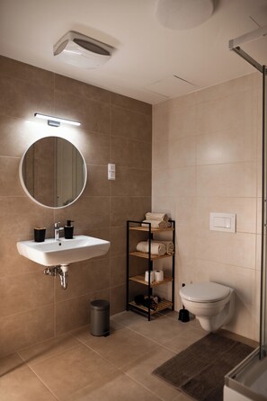 Secadora de cabello, toallas, papel de baño 