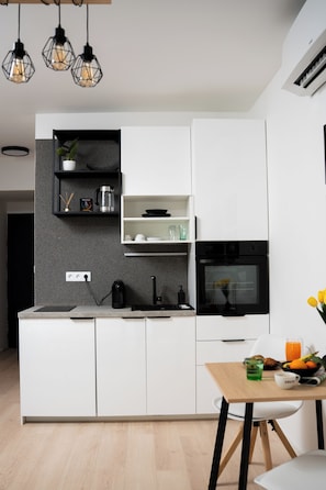 Kühlschrank, Mikrowelle, Ofen, Herdplatte