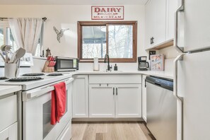 Fridge, microwave, oven, stovetop - Downtown Helen Chalet.Tubing/Wineries/Rollercoaster/Shopping/Hiking/Waterfalls (Helen)