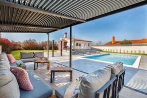 Villa | Piscina | Una piscina cubierta, una piscina al aire libre