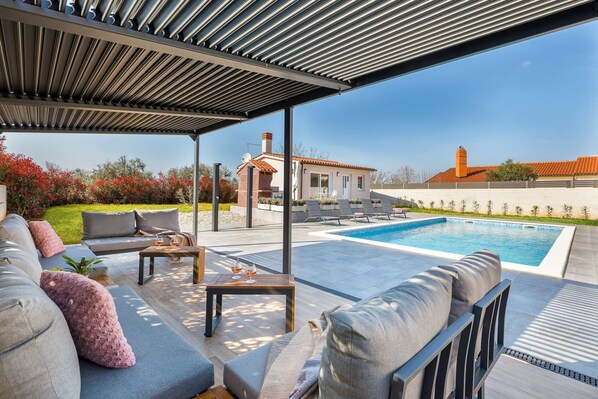 Villa | Pool | Indendørs pool, udendørs pool