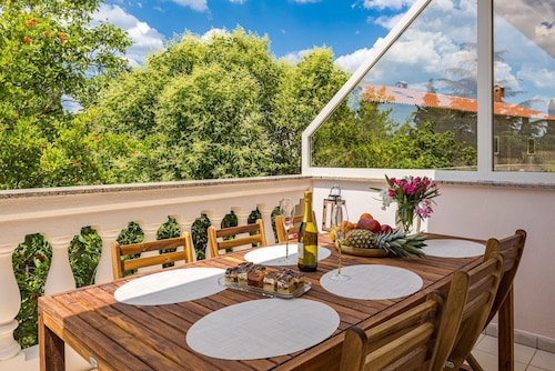 Modern and Cozy Apartment in Rakalj