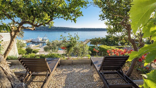 Garden - Beautiful Studio Apartment Near Sandy Beaches (Rab)