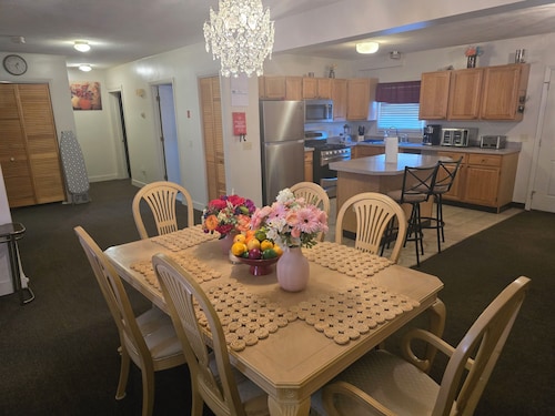 Charming 2-bedroom Apartment with AC, WiFi in delightful Pawtucket