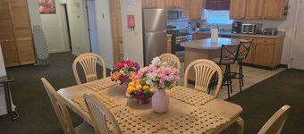 Charming 2-bedroom Apartment with AC, WiFi in delightful Pawtucket