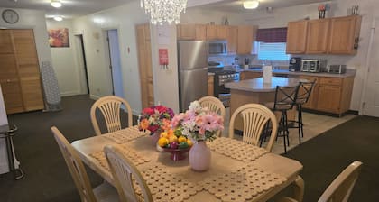 Charming 2-bedroom Apartment with AC, WiFi in delightful Pawtucket