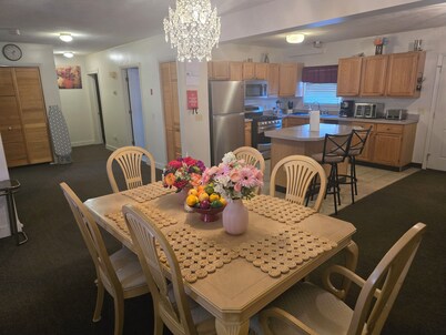 Charming 2-bedroom Apartment with AC, WiFi in delightful Pawtucket
