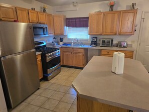 Microwave, oven, stovetop, dishwasher - Charming 2-bedroom Apartment with AC, WiFi in delightful Pawtucket (Pawtucket)