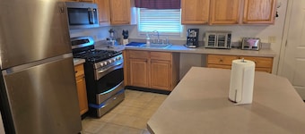 Charming 2-bedroom Apartment with AC, WiFi in delightful Pawtucket