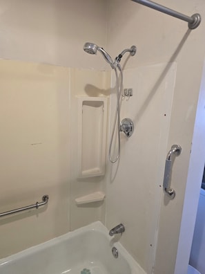 Sèche-cheveux, serviettes fournies, savon, papier toilette