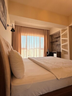 2 bedrooms, iron/ironing board, WiFi