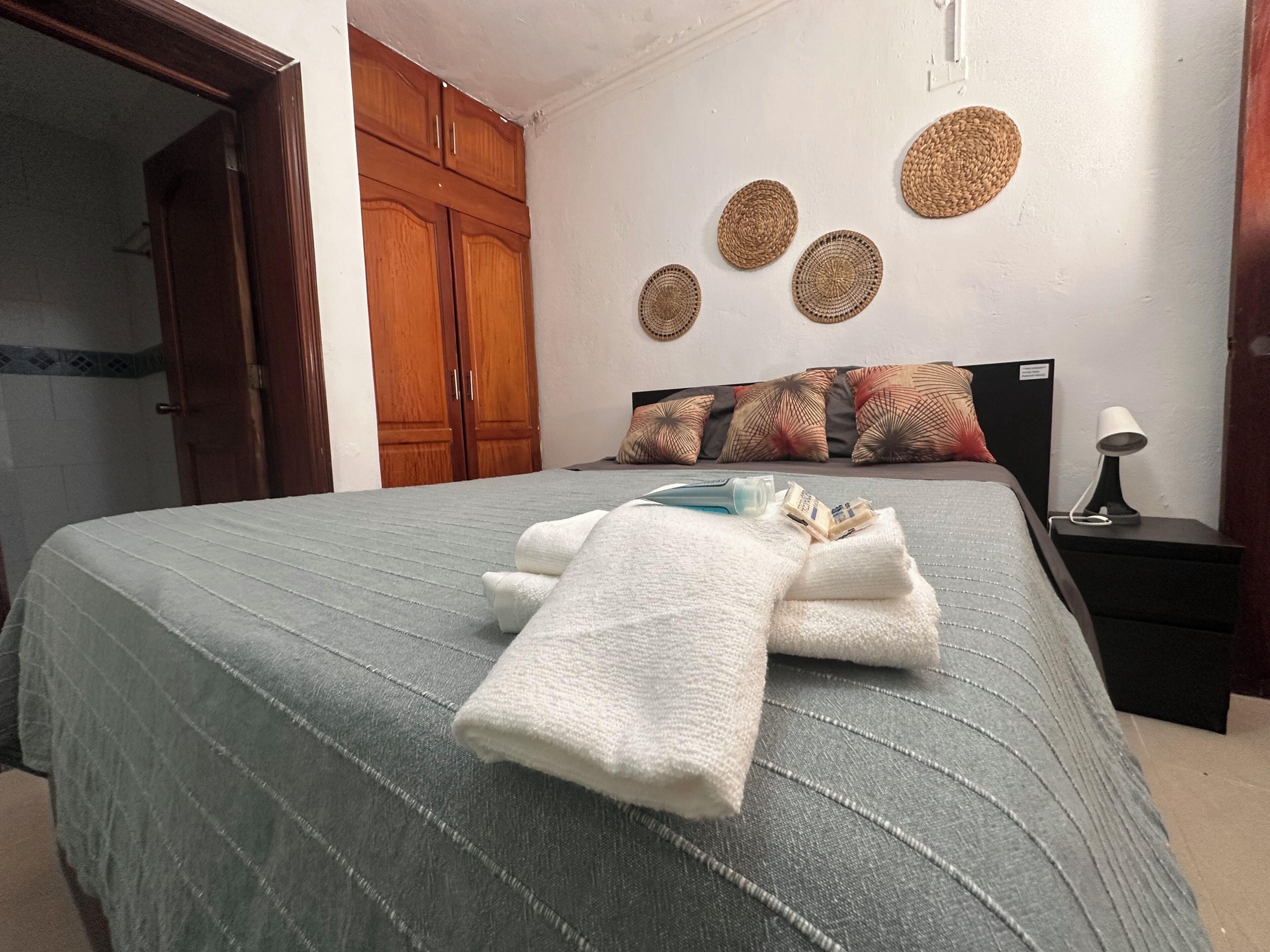 2 chambres, fer et planche à repasser, Wi-Fi gratuit, draps fournis