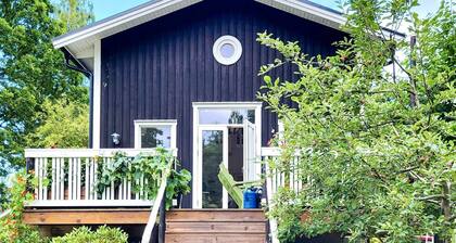 Seaside Cottage With Patio and Grill