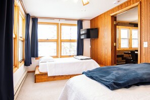 4 bedrooms, desk, travel crib, free WiFi
