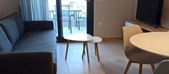 Family friendly studio apartment 1 minute to the beach