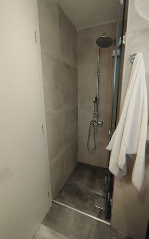 Haartrockner, Handtücher, Seife, Toilettenpapier