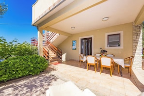 Apartment | Outdoor dining - Apartment in Supetarska Draga Near Sandy Beach (Rab)