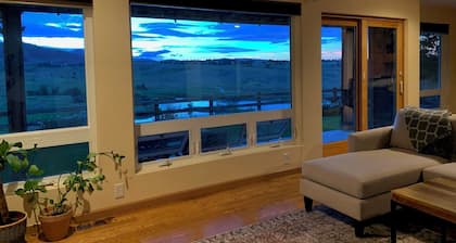 Charming 3-bedroom house with WiFi, foothill views, in serene Littleton