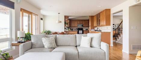 Smart TV, chimenea, monitor de computadora, impresora