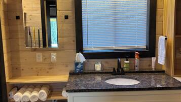 Séchoir à cheveux, serviettes fournies, savon, papier de toilette