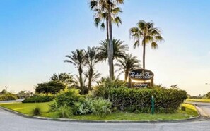 Property grounds - Fred's Nest - Charming 2-Bedroom Perdido Bay Villa, Close to Beach & Golf Course (Pensacola)