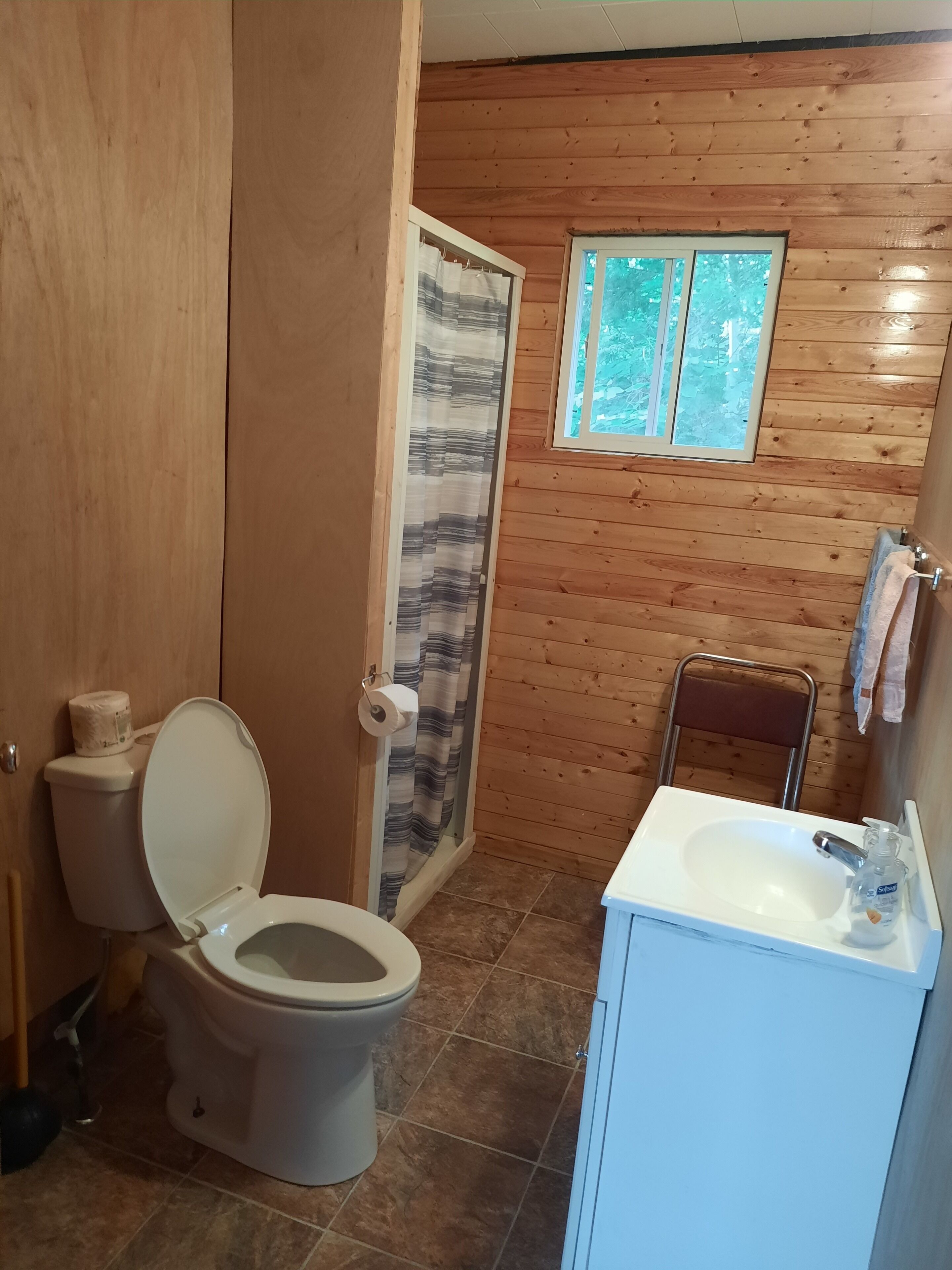 Douche, serviettes fournies, savon, papier toilette