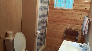 Douche, serviettes fournies, savon, papier toilette