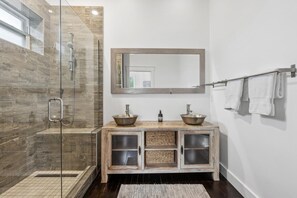 Douche, sèche-cheveux, serviettes fournies, savon