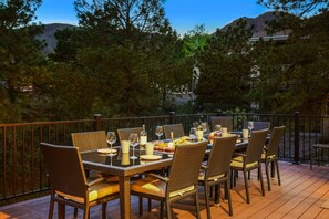 Outdoor dining - Available USAFA Grad Week • Game Room • Hot Tub • Dedicated kids room • Dogs OK! (Colorado Springs)