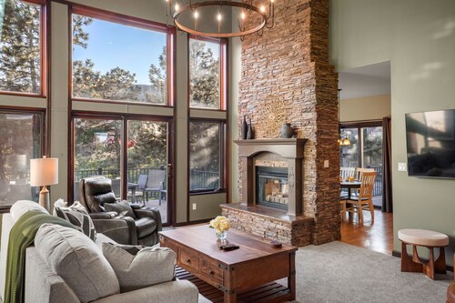 Private Family Retreat! Hot Tub, Game Room & Kids Room • 7 Bedrooms, Dogs OK!
