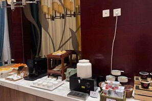 A breakfast buffet with various food items and a coffee machine. - GreenTree Inn (Beijing Olympic Park National Tennis Center Hotel) (Beijing)