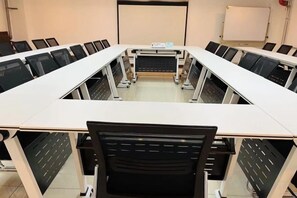 A conference room with a long table, multiple chairs, and a whiteboard. - GreenTree Inn (Beijing Olympic Park National Tennis Center Hotel) (Beijing)
