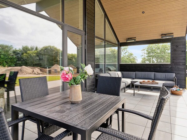 Outdoor dining - 5 Star Holiday Home in Blokhus (Blokhus)