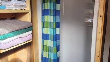 Douche, serviettes fournies, savon, papier toilette