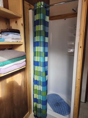 Regadera, toallas, jabón, papel de baño 