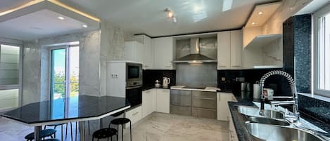 Kühlschrank, Mikrowelle, Ofen, Geschirrspüler