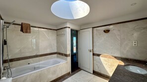 A modern bathroom with a bathtub, a shower, and a sink. - Ocean Drive by Check-in Portugal (Albufeira)