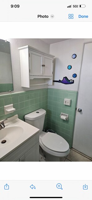 Serviettes fournies, papier toilette
